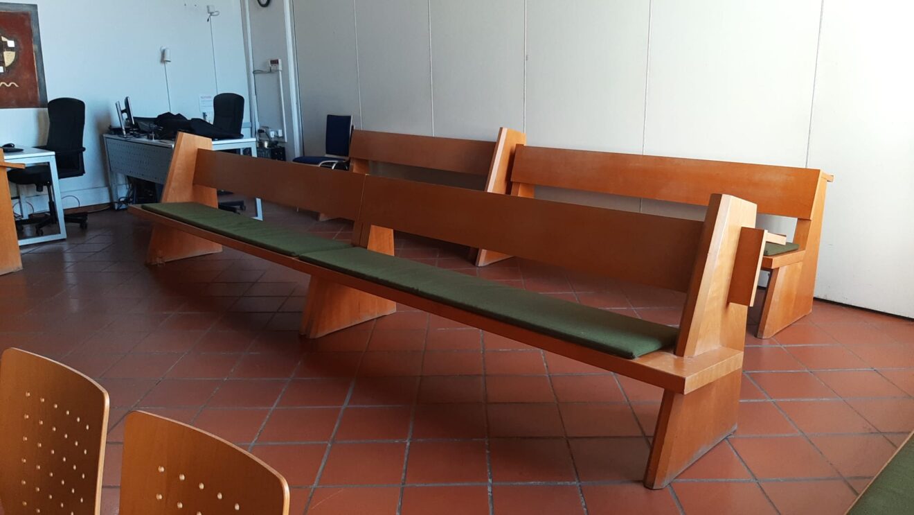 Kirchenbänke suchen ein Zuhause!